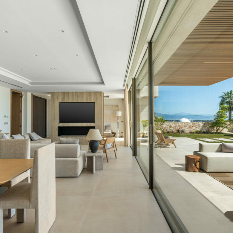 FOR SALE 🏡 Contemporary Five-Bedroom Villa with Sea Views and Private Pool – El Olivar, Málaga