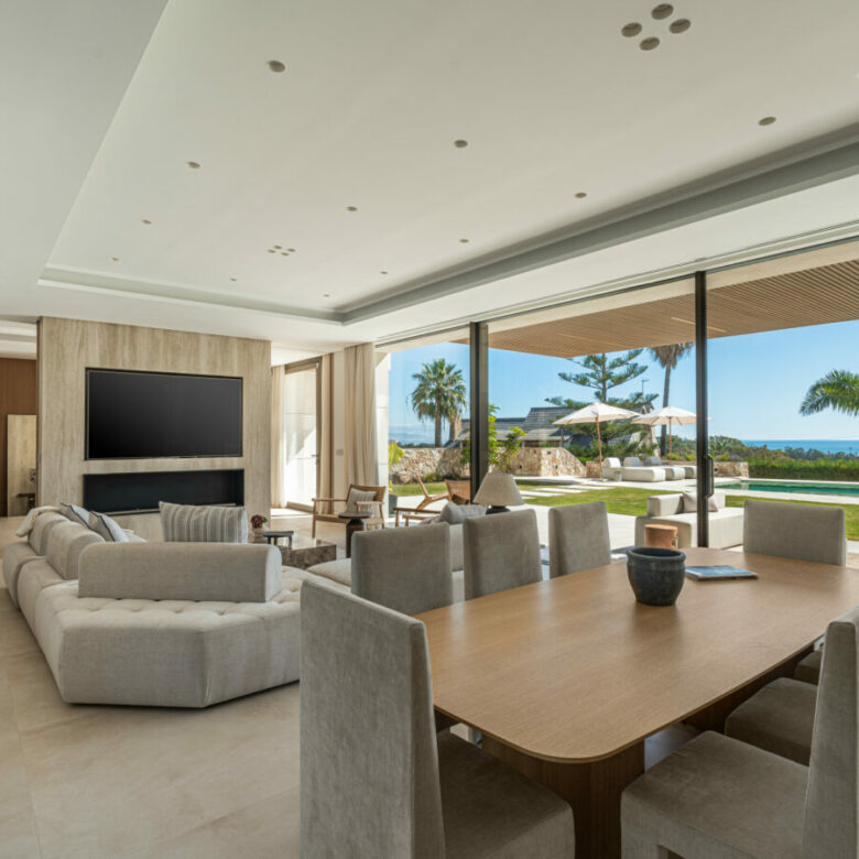 FOR SALE 🏡 Contemporary Five-Bedroom Villa with Sea Views and Private Pool – El Olivar, Málaga