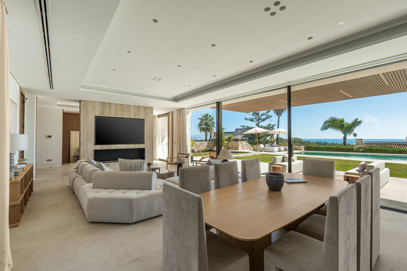 FOR SALE 🏡 Contemporary Five-Bedroom Villa with Sea Views and Private Pool – El Olivar, Málaga