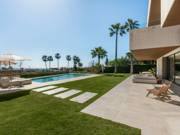 FOR SALE 🏡 Contemporary Five-Bedroom Villa with Sea Views and Private Pool – El Olivar, Málaga