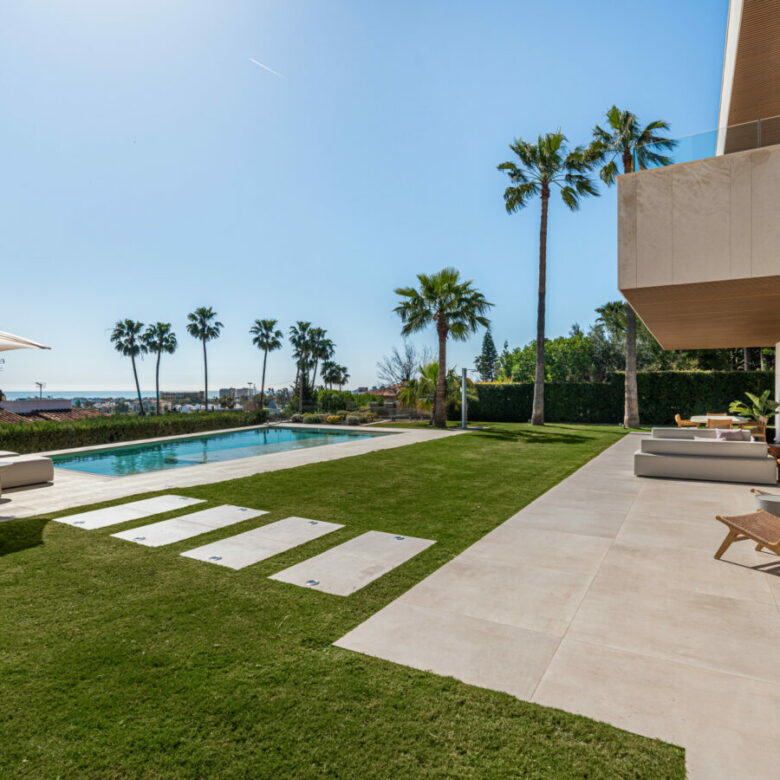 FOR SALE 🏡 Contemporary Five-Bedroom Villa with Sea Views and Private Pool – El Olivar, Málaga
