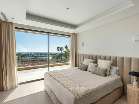 FOR SALE 🏡 Contemporary Five-Bedroom Villa with Sea Views and Private Pool – El Olivar, Málaga