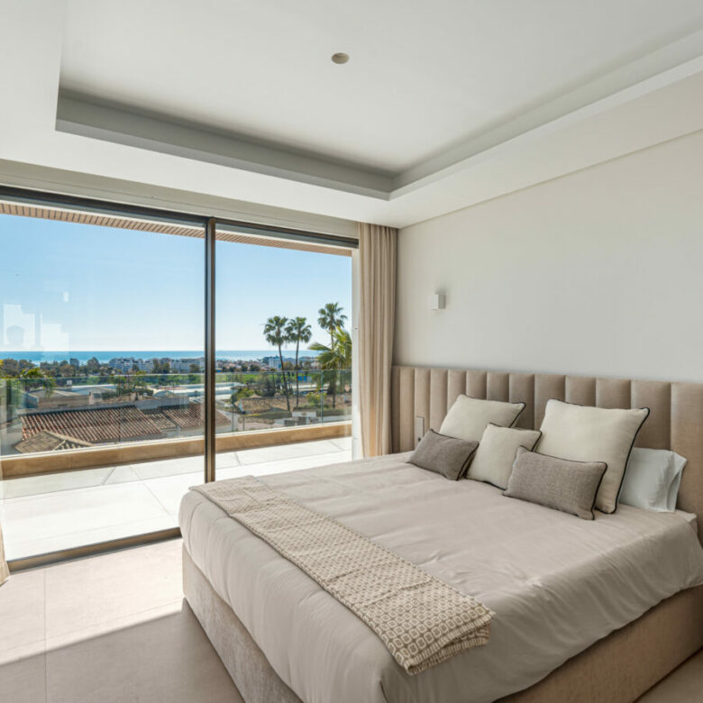 FOR SALE 🏡 Contemporary Five-Bedroom Villa with Sea Views and Private Pool – El Olivar, Málaga