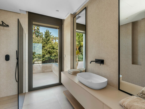 FOR SALE 🏡 Contemporary Five-Bedroom Villa with Sea Views and Private Pool – El Olivar, Málaga