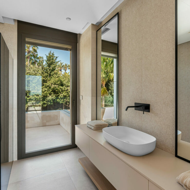FOR SALE 🏡 Contemporary Five-Bedroom Villa with Sea Views and Private Pool – El Olivar, Málaga