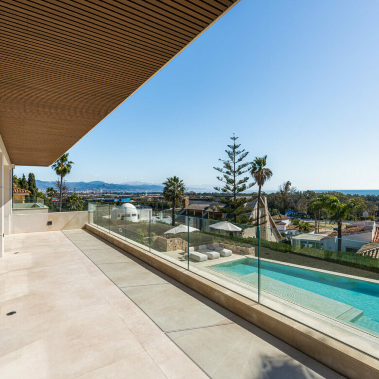 FOR SALE 🏡 Contemporary Five-Bedroom Villa with Sea Views and Private Pool – El Olivar, Málaga