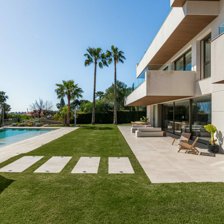 FOR SALE 🏡 Contemporary Five-Bedroom Villa with Sea Views and Private Pool – El Olivar, Málaga