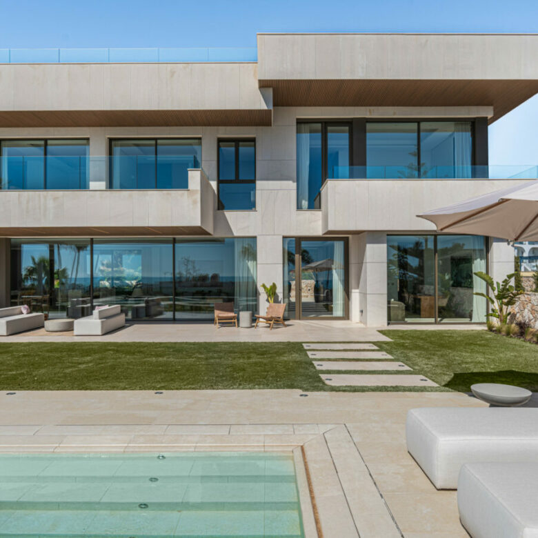 FOR SALE 🏡 Contemporary Five-Bedroom Villa with Sea Views and Private Pool – El Olivar, Málaga