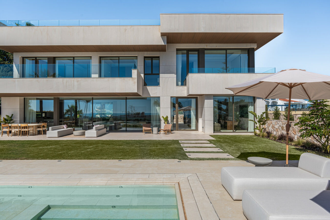 FOR SALE 🏡 Contemporary Five-Bedroom Villa with Sea Views and Private Pool – El Olivar, Málaga
