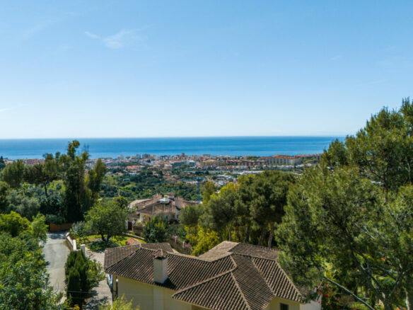 FOR SALE 🏡 Elevated Marbella Plot with Licensed Contemporary Villa Project – La Montua, Marbella