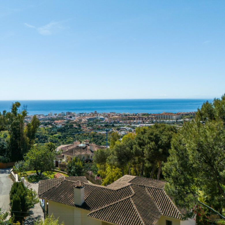 FOR SALE 🏡 Elevated Marbella Plot with Licensed Contemporary Villa Project – La Montua, Marbella