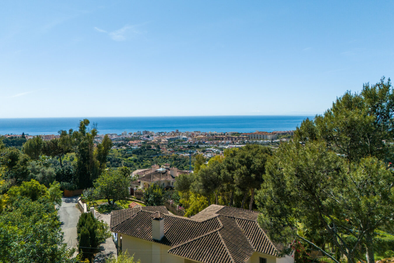 FOR SALE 🏡 Elevated Marbella Plot with Licensed Contemporary Villa Project – La Montua, Marbella