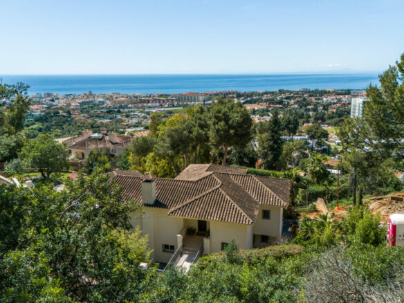 FOR SALE 🏡 Elevated Marbella Plot with Licensed Contemporary Villa Project – La Montua, Marbella