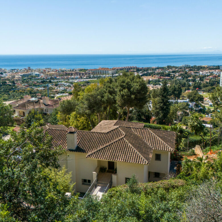 FOR SALE 🏡 Elevated Marbella Plot with Licensed Contemporary Villa Project – La Montua, Marbella