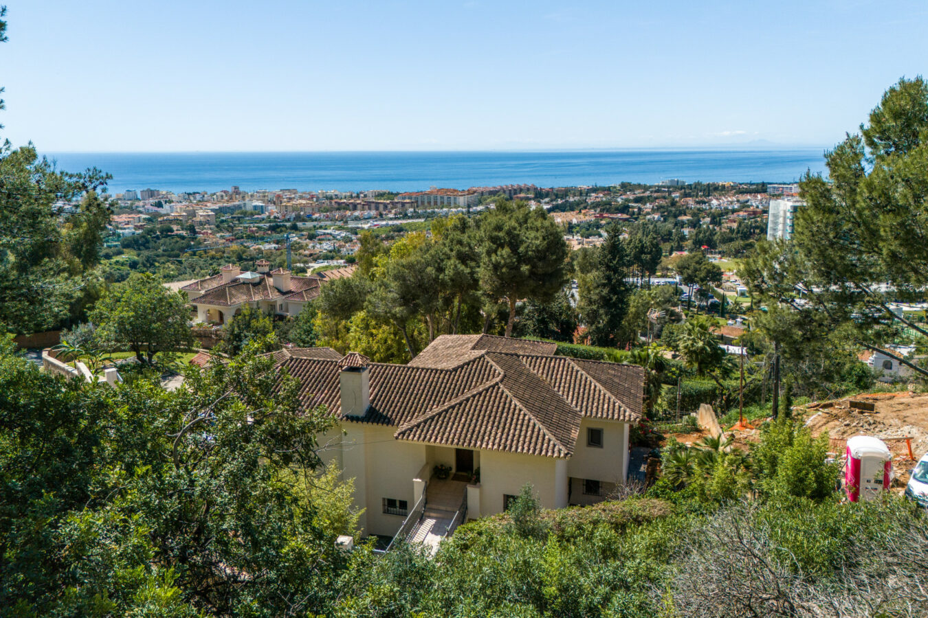 FOR SALE 🏡 Elevated Marbella Plot with Licensed Contemporary Villa Project – La Montua, Marbella