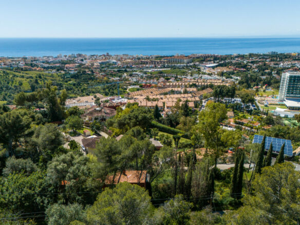 FOR SALE 🏡 Elevated Marbella Plot with Licensed Contemporary Villa Project – La Montua, Marbella