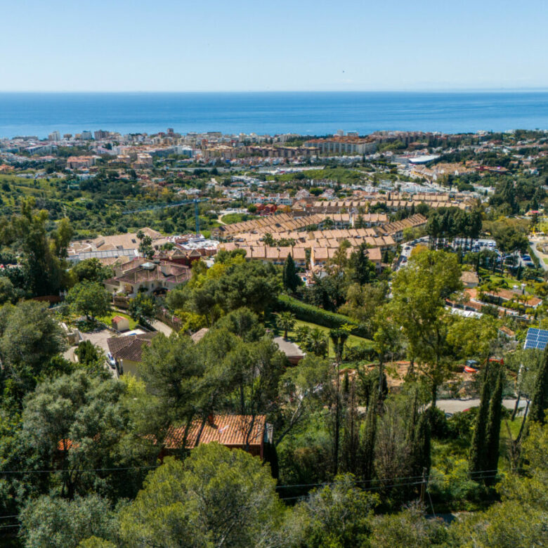 FOR SALE 🏡 Elevated Marbella Plot with Licensed Contemporary Villa Project – La Montua, Marbella