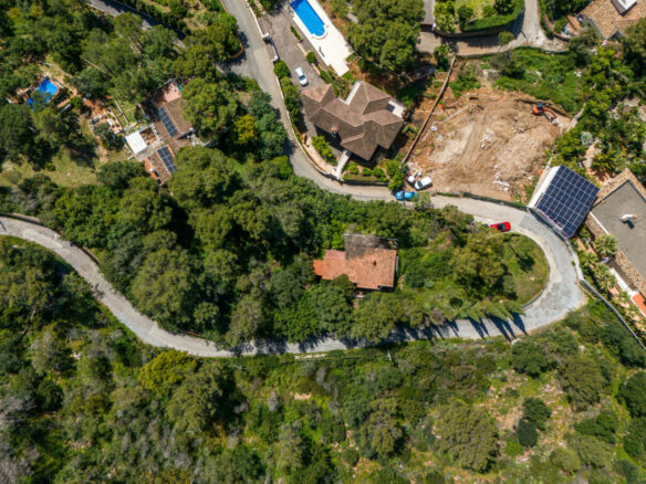 FOR SALE 🏡 Elevated Marbella Plot with Licensed Contemporary Villa Project – La Montua, Marbella
