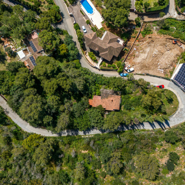 FOR SALE 🏡 Elevated Marbella Plot with Licensed Contemporary Villa Project – La Montua, Marbella