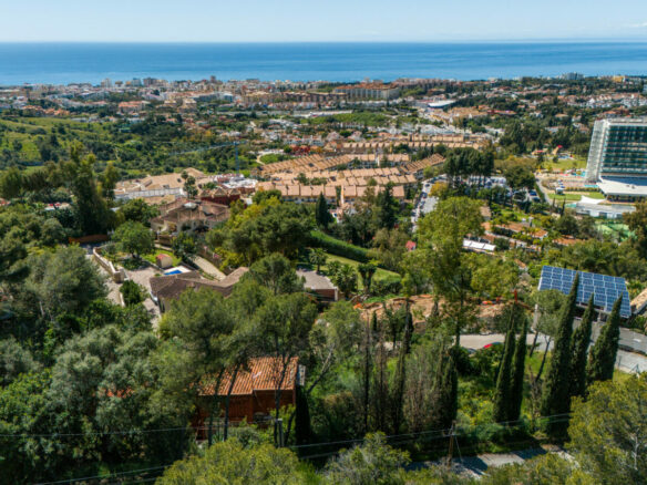 FOR SALE 🏡 Elevated Marbella Plot with Licensed Contemporary Villa Project – La Montua, Marbella