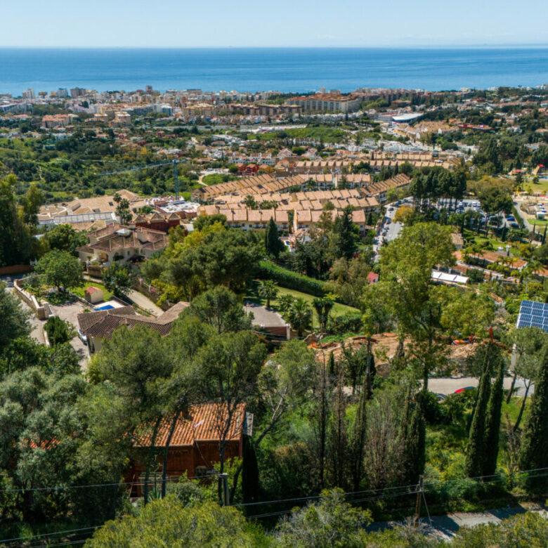 FOR SALE 🏡 Elevated Marbella Plot with Licensed Contemporary Villa Project – La Montua, Marbella