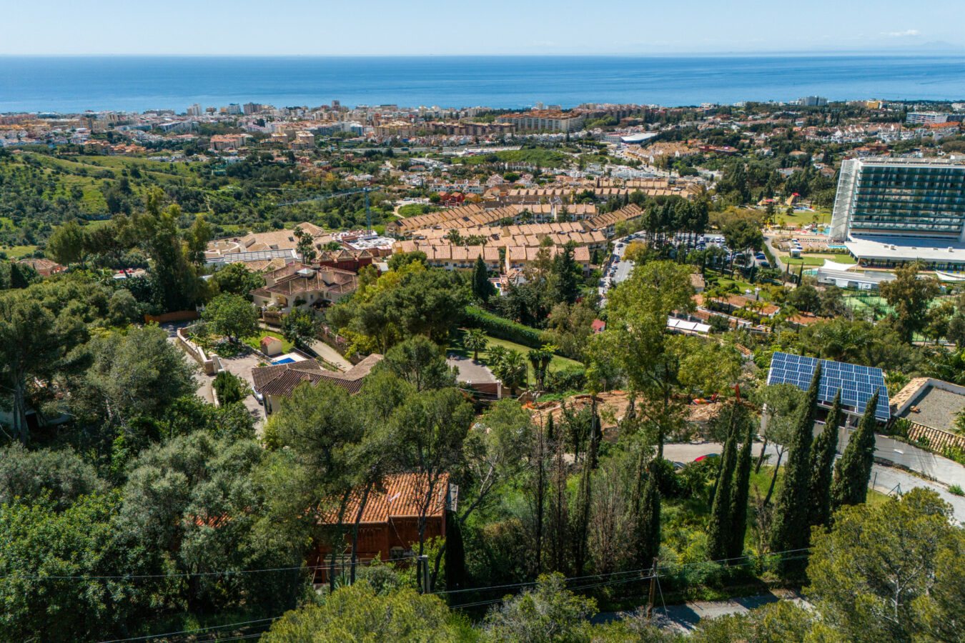 FOR SALE 🏡 Elevated Marbella Plot with Licensed Contemporary Villa Project – La Montua, Marbella