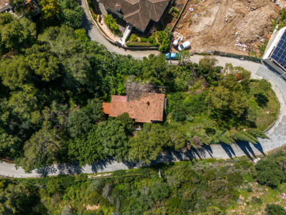 FOR SALE 🏡 Elevated Marbella Plot with Licensed Contemporary Villa Project – La Montua, Marbella