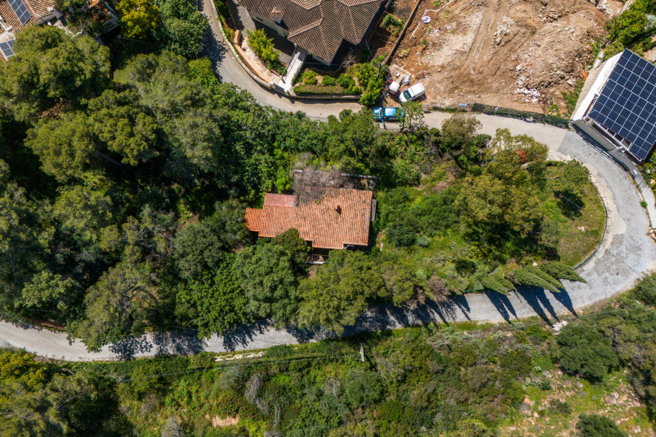 FOR SALE 🏡 Elevated Marbella Plot with Licensed Contemporary Villa Project – La Montua, Marbella
