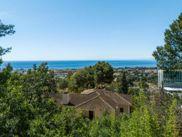 FOR SALE 🏡 Elevated Marbella Plot with Licensed Contemporary Villa Project – La Montua, Marbella