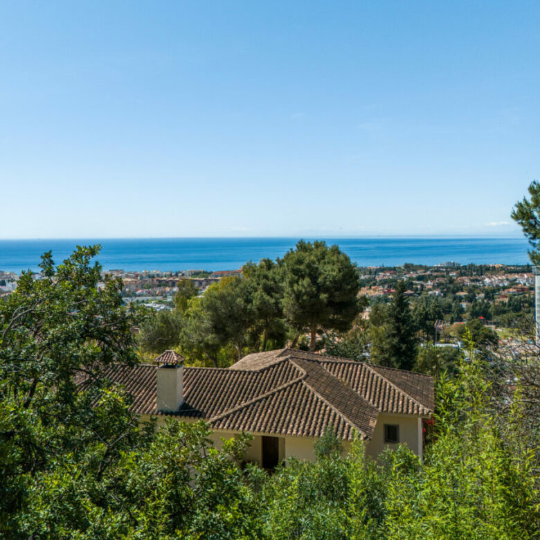 FOR SALE 🏡 Elevated Marbella Plot with Licensed Contemporary Villa Project – La Montua, Marbella