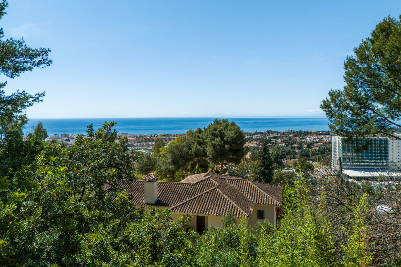 FOR SALE 🏡 Elevated Marbella Plot with Licensed Contemporary Villa Project – La Montua, Marbella