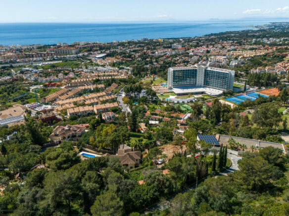 FOR SALE 🏡 Elevated Marbella Plot with Licensed Contemporary Villa Project – La Montua, Marbella