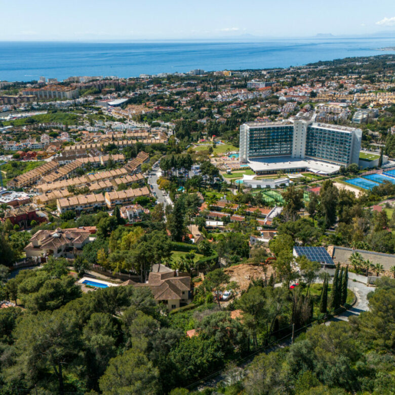 FOR SALE 🏡 Elevated Marbella Plot with Licensed Contemporary Villa Project – La Montua, Marbella