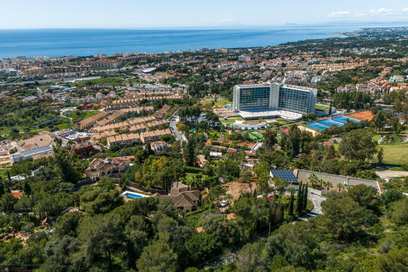 FOR SALE 🏡 Elevated Marbella Plot with Licensed Contemporary Villa Project – La Montua, Marbella