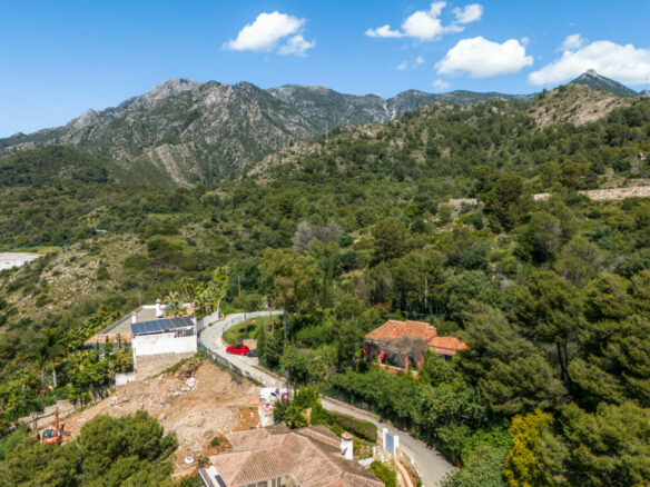 FOR SALE 🏡 Elevated Marbella Plot with Licensed Contemporary Villa Project – La Montua, Marbella