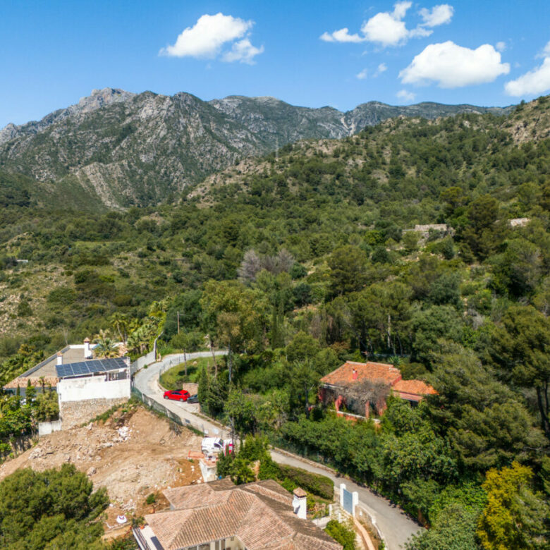 FOR SALE 🏡 Elevated Marbella Plot with Licensed Contemporary Villa Project – La Montua, Marbella