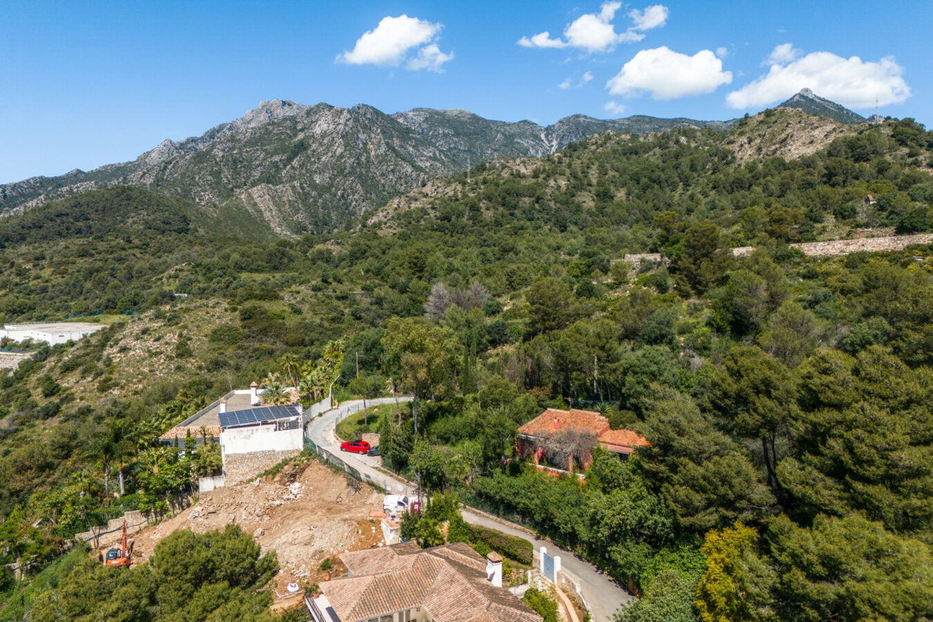 FOR SALE 🏡 Elevated Marbella Plot with Licensed Contemporary Villa Project – La Montua, Marbella