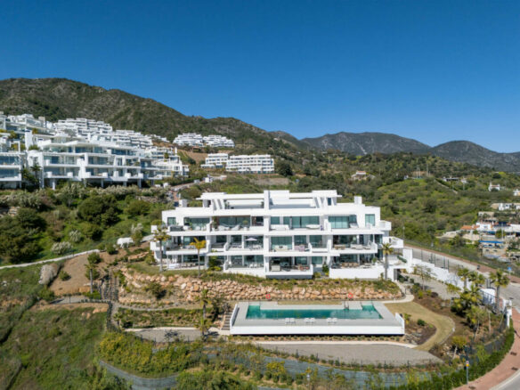 FOR SALE 🏡 Panoramic Corner Garden Apartment in a Gated Hillside Community – Palo Alto, Marbella