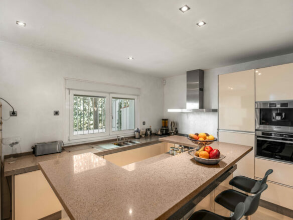 FOR SALE 🏡 Frontline Golf Villa with Private Pool and Sauna – San Pedro de Alcántara, Marbella