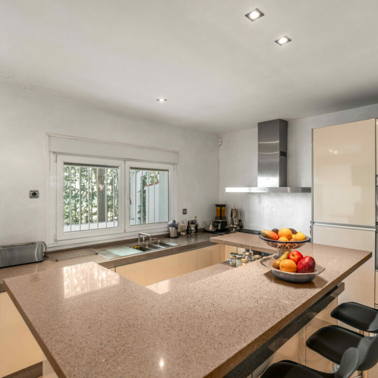 FOR SALE 🏡 Frontline Golf Villa with Private Pool and Sauna – San Pedro de Alcántara, Marbella