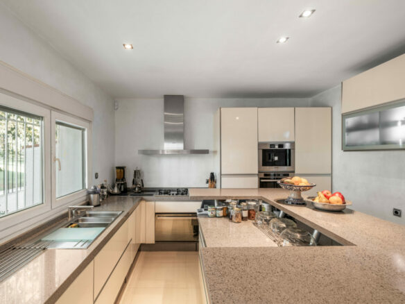FOR SALE 🏡 Frontline Golf Villa with Private Pool and Sauna – San Pedro de Alcántara, Marbella