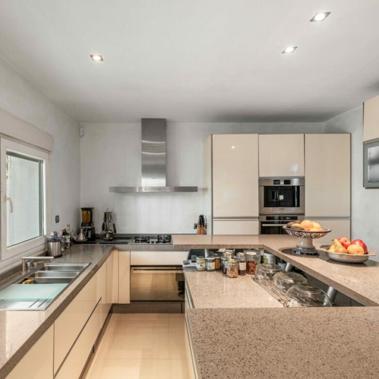 FOR SALE 🏡 Frontline Golf Villa with Private Pool and Sauna – San Pedro de Alcántara, Marbella
