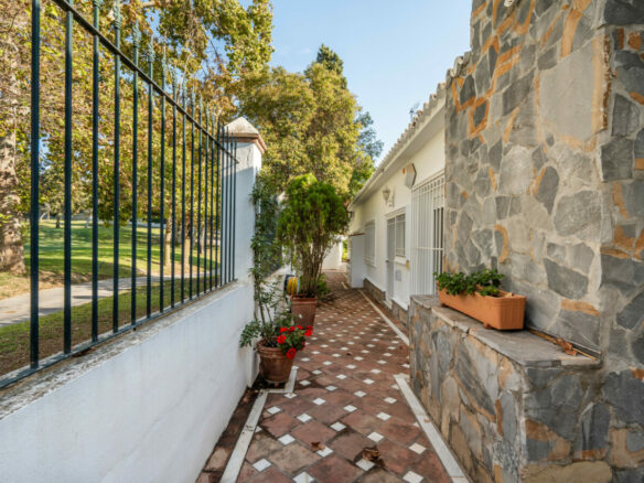FOR SALE 🏡 Frontline Golf Villa with Private Pool and Sauna – San Pedro de Alcántara, Marbella