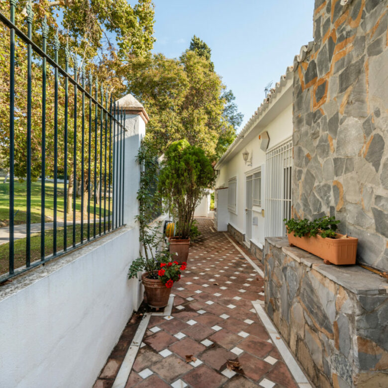 FOR SALE 🏡 Frontline Golf Villa with Private Pool and Sauna – San Pedro de Alcántara, Marbella
