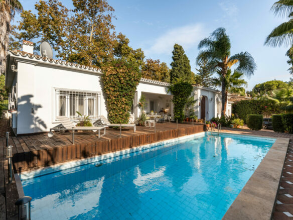 FOR SALE 🏡 Frontline Golf Villa with Private Pool and Sauna – San Pedro de Alcántara, Marbella