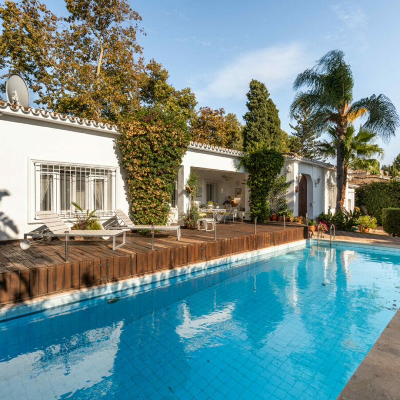 FOR SALE 🏡 Frontline Golf Villa with Private Pool and Sauna – San Pedro de Alcántara, Marbella