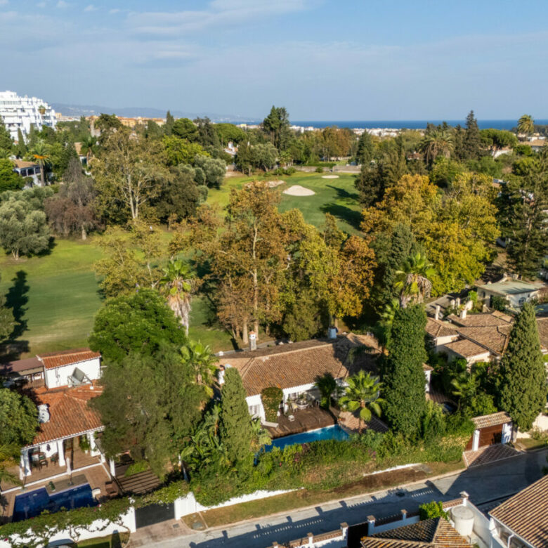 FOR SALE 🏡 Frontline Golf Villa with Private Pool and Sauna – San Pedro de Alcántara, Marbella