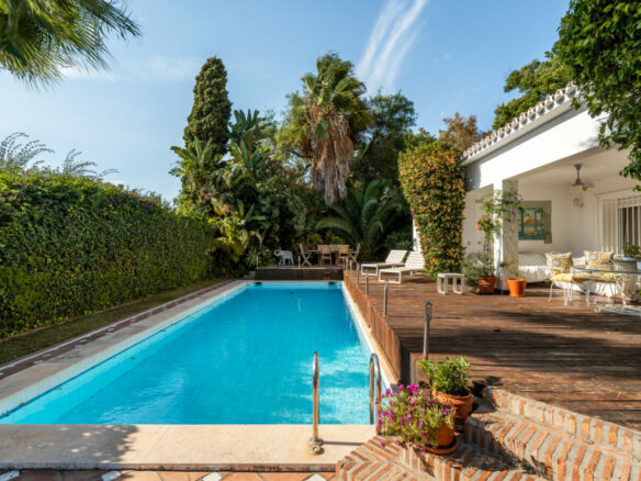 FOR SALE 🏡 Frontline Golf Villa with Private Pool and Sauna – San Pedro de Alcántara, Marbella