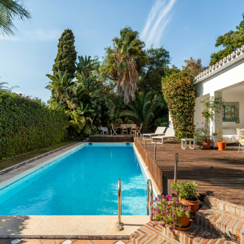 FOR SALE 🏡 Frontline Golf Villa with Private Pool and Sauna – San Pedro de Alcántara, Marbella