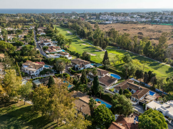 FOR SALE 🏡 Frontline Golf Villa with Private Pool and Sauna – San Pedro de Alcántara, Marbella